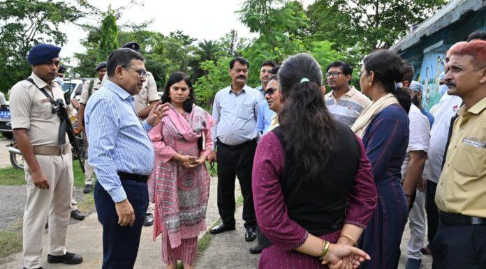 Bokaro DC inspecting health facilities at Observation Home and medical camp