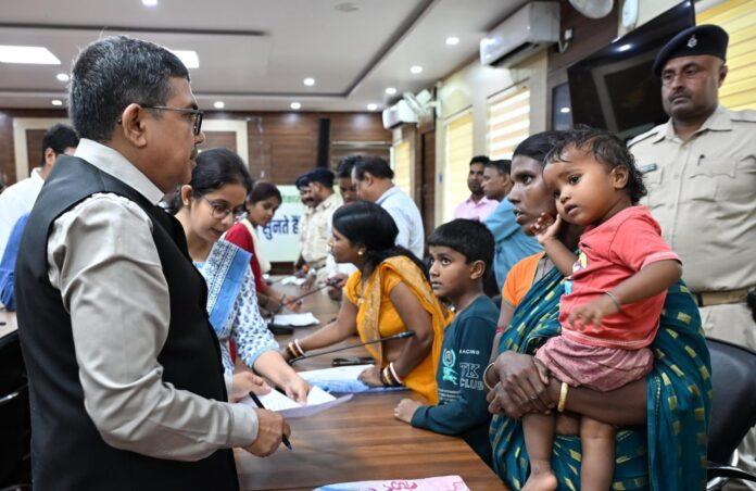 लोक संवाद कार्यक्रम में आमजन की समस्याएं सुनते उपायुक्त अजय नाथ झा