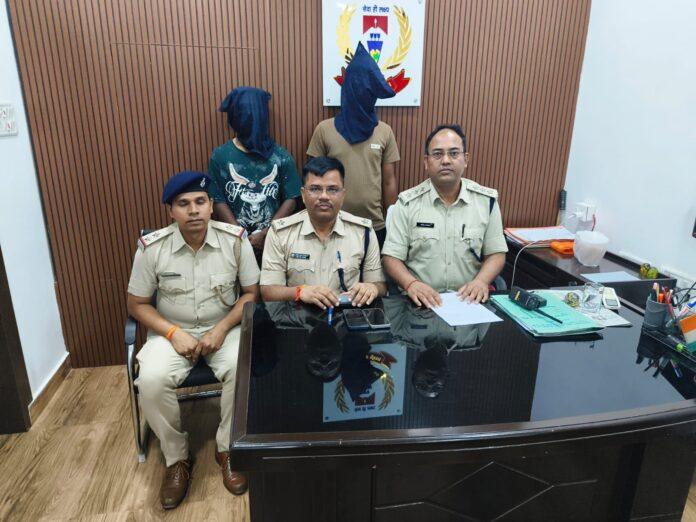 रथ मेला मोबाइल छिनतई मामले में गिरफ्तार आरोपी और बरामद बाइक