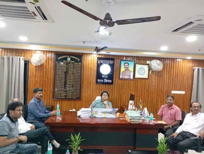 Bokaro Chamber delegation submitting memorandum to Chas Municipal Commissioner