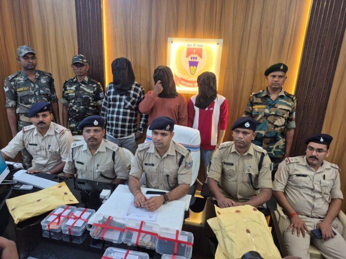रांची तांत्रिक हत्याकांड में गिरफ्तार तीन आरोपी और बरामद हथियार