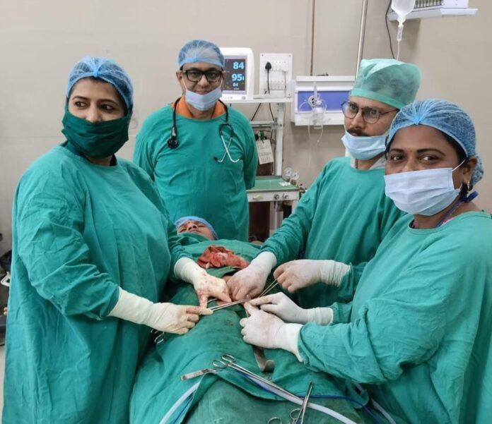 सदर अस्पताल बोकारो में सफल एब्डोमिनल हिस्टरेक्टमी के बाद चिकित्सकीय टीम