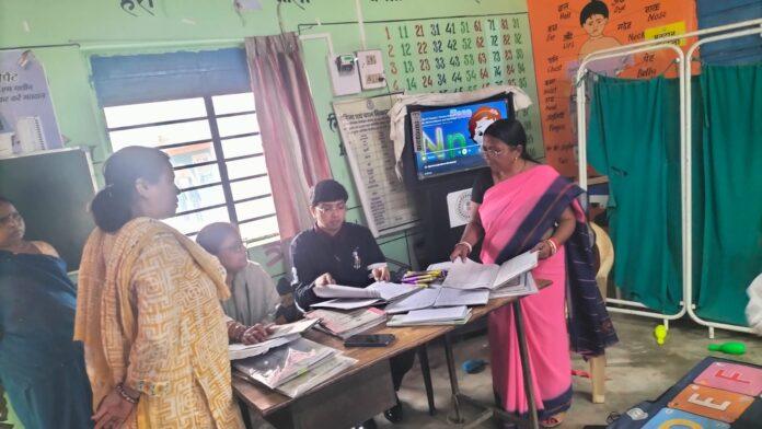 बोकारो में प्रशिक्षु IAS डॉ. अरविंद राधाकृष्णन आंगनबाड़ी केंद्र का निरीक्षण करते हुए