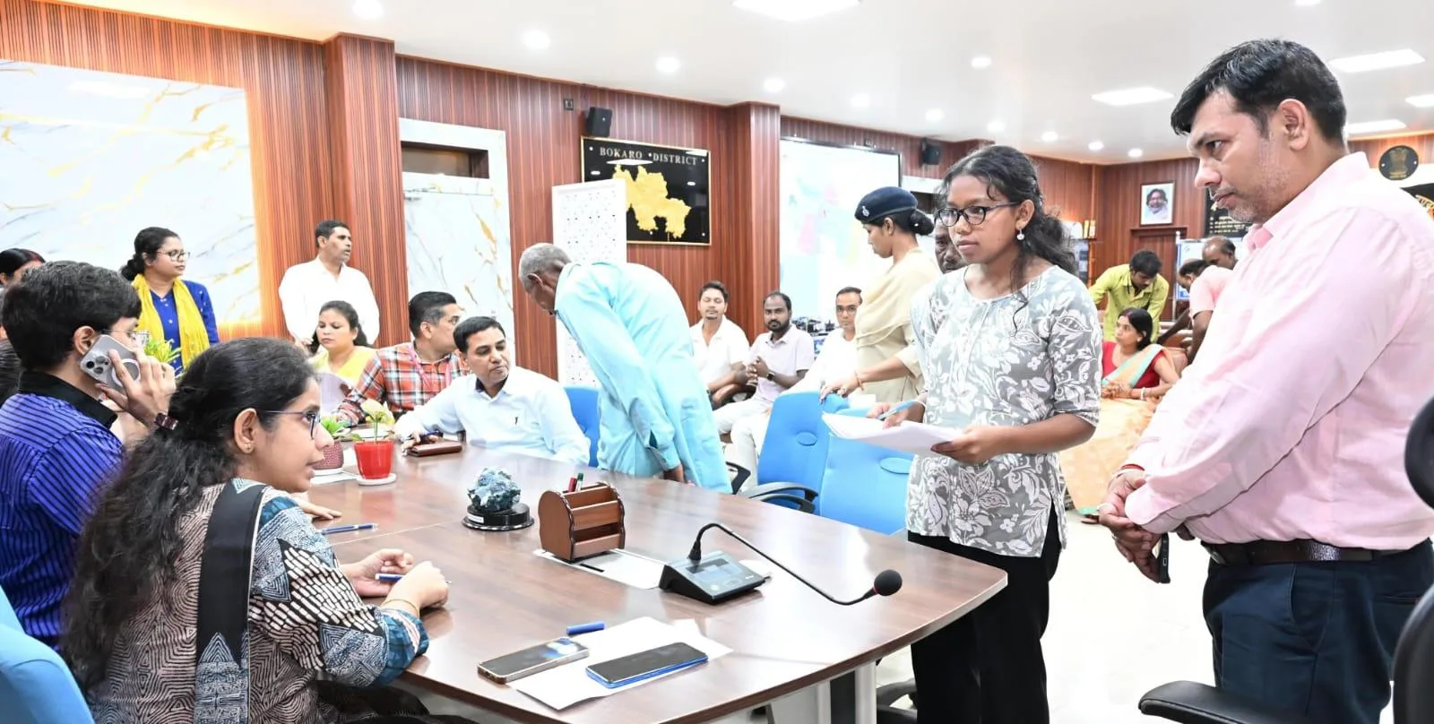 डीडीसी शताब्दी मजूमदार लोक संवाद कार्यक्रम में आम नागरिकों की समस्याएं सुनते हुए