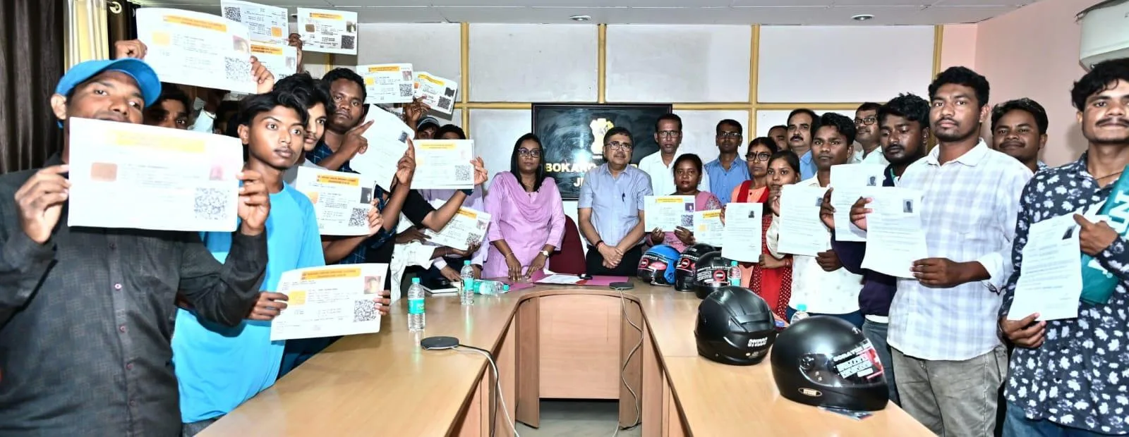 उपायुक्त अजय नाथ झा बोकारो में चालकों को ड्राइविंग लाइसेंस और हेल्मेट वितरित करते हुए