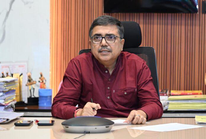 बोकारो डीसी अजय नाथ झा SIR-2026 डिजिटाइजेशन समीक्षा बैठक करते हुए