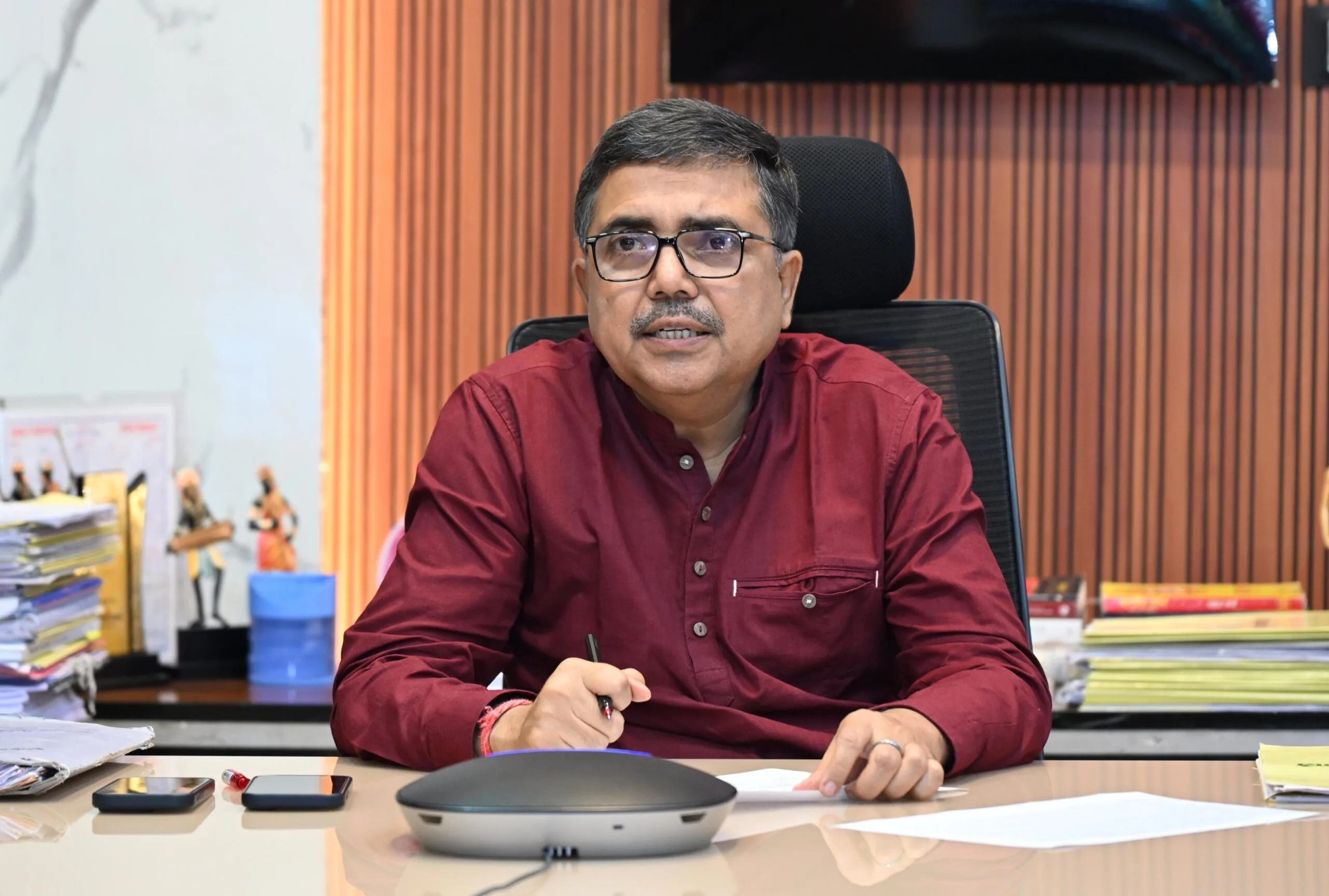 बोकारो डीसी अजय नाथ झा SIR-2026 डिजिटाइजेशन समीक्षा बैठक करते हुए