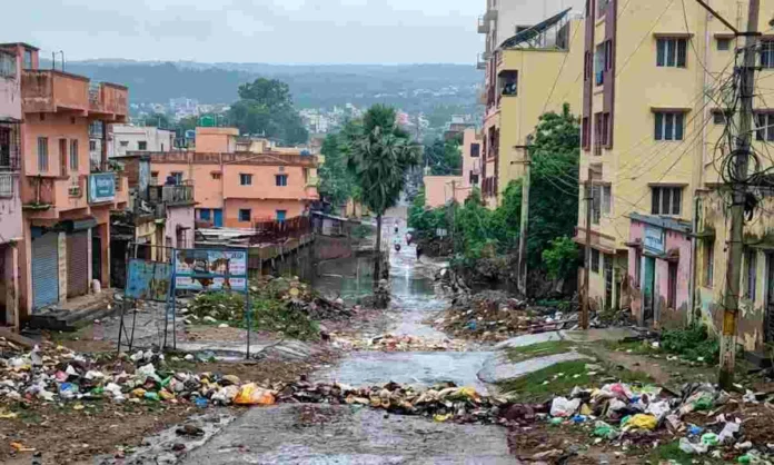 जमशेदपुर में बाढ़ के बीच स्वर्णरेखा और खरकई नदी का बढ़ा जलस्तर