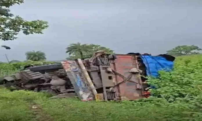 गिरिडीह तिसरी-गांवा मुख्य मार्ग पर पलटा टमाटर लदा आइसर ट्रक