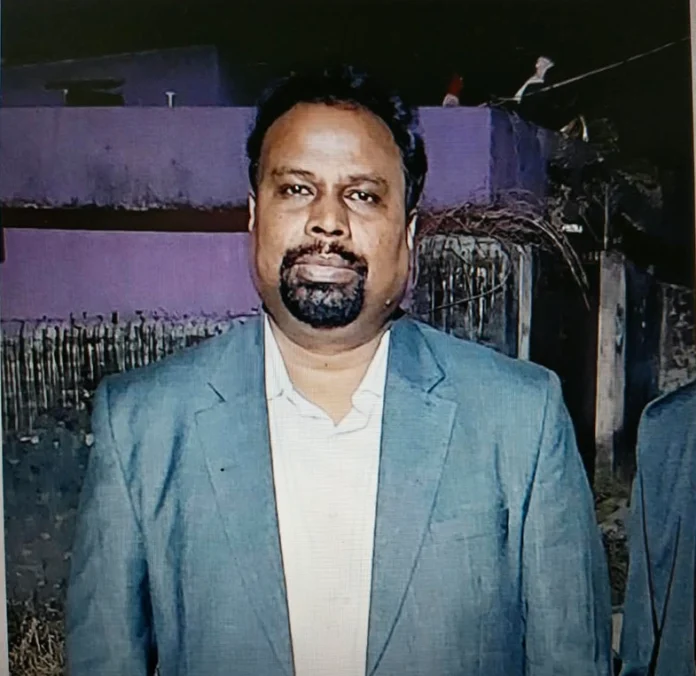 बोकारो सेक्टर-12E में जर्जर BSL क्वार्टर का हिस्सा गिरने के बाद घटनास्थल