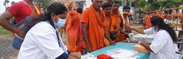 देवघर बैद्यनाथ धाम में कांवरियों को प्राथमिक चिकित्सा सेवा देती BSL की इस्पात संजीवनी टीम
