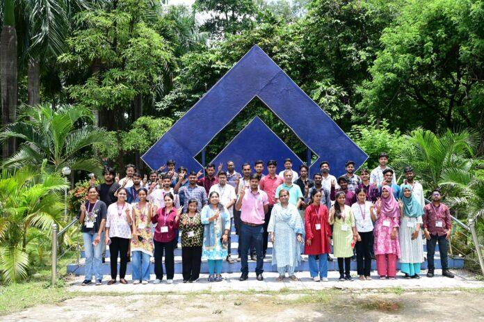 बोकारो इस्पात संयंत्र में प्रधानमंत्री इंटर्नशिप योजना के तहत प्रशिक्षण लेते इंटर्न्स