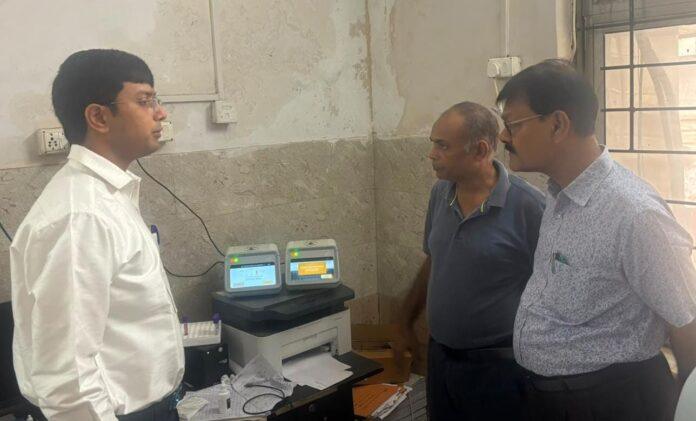 बोकारो सदर अस्पताल में सिकल सेल एनीमिया और थैलेसीमिया स्क्रीनिंग मशीन का निरीक्षण