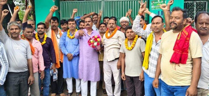 बोकारो रेलवे स्टेशन ऑटो चालक संघ के नवनिर्वाचित अध्यक्ष अशोक यादव और अन्य पदाधिकारी