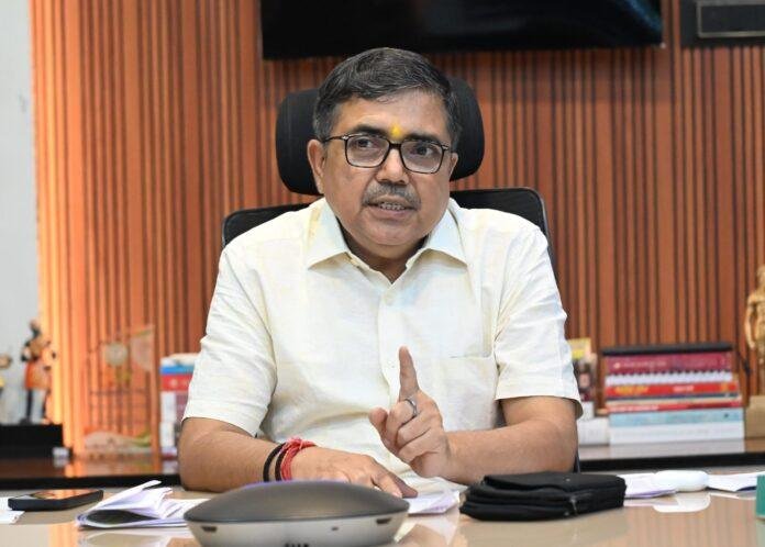 बोकारो सेक्टर-12E में जमींदोज क्वार्टर और घटना की जांच के निर्देश देते उपायुक्त अजय नाथ झा