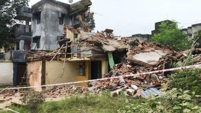 बोकारो सेक्टर-12E में जर्जर बीएसएल क्वार्टर का हिस्सा गिरने के बाद जुटे स्थानीय लोग